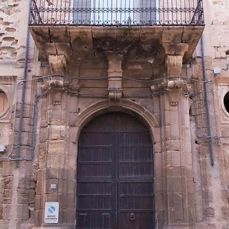 Historical Palace Apartmán *